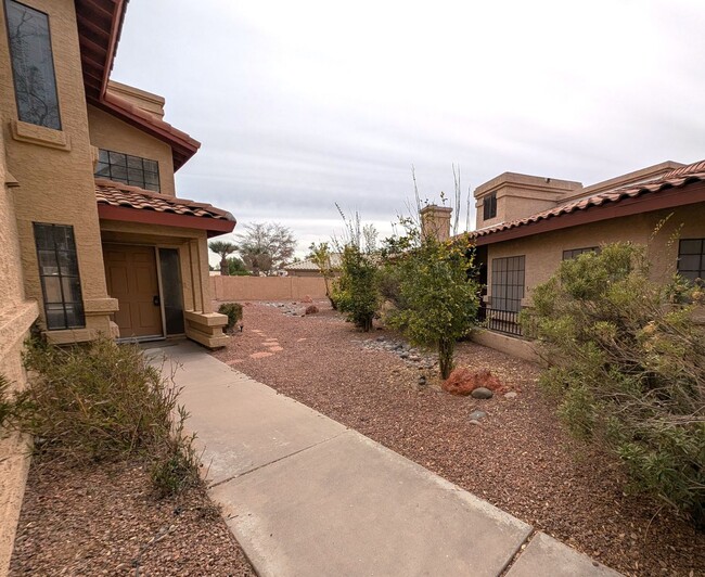 Building Photo - 3 Bedroom Patio Home in Joshua Village Nea...