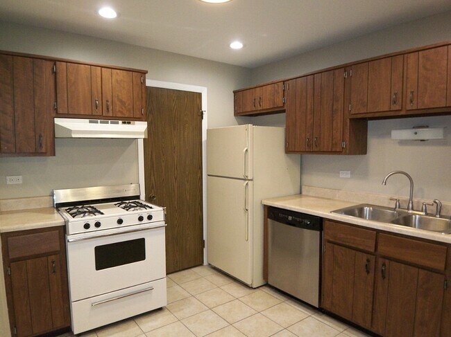 Building Photo - 1546 Williamsburg Dr