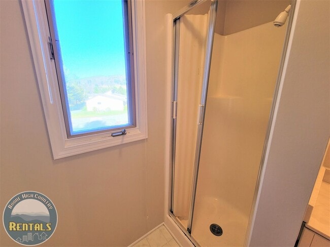 Building Photo - 1/1.5 Townhome located near Boone Golf Course!