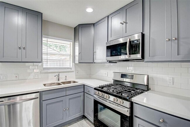 Building Photo - 1104 W Tri Oaks Ln