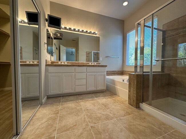 Building Photo - Cute single story home with 3 bedrooms, 2 ...
