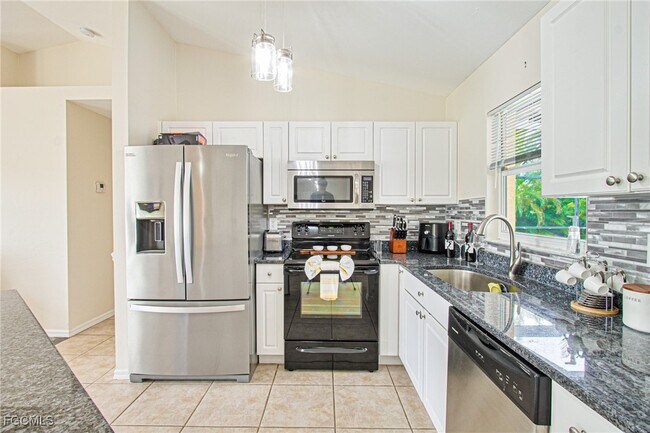 Building Photo - 2144 SW 19th Ave