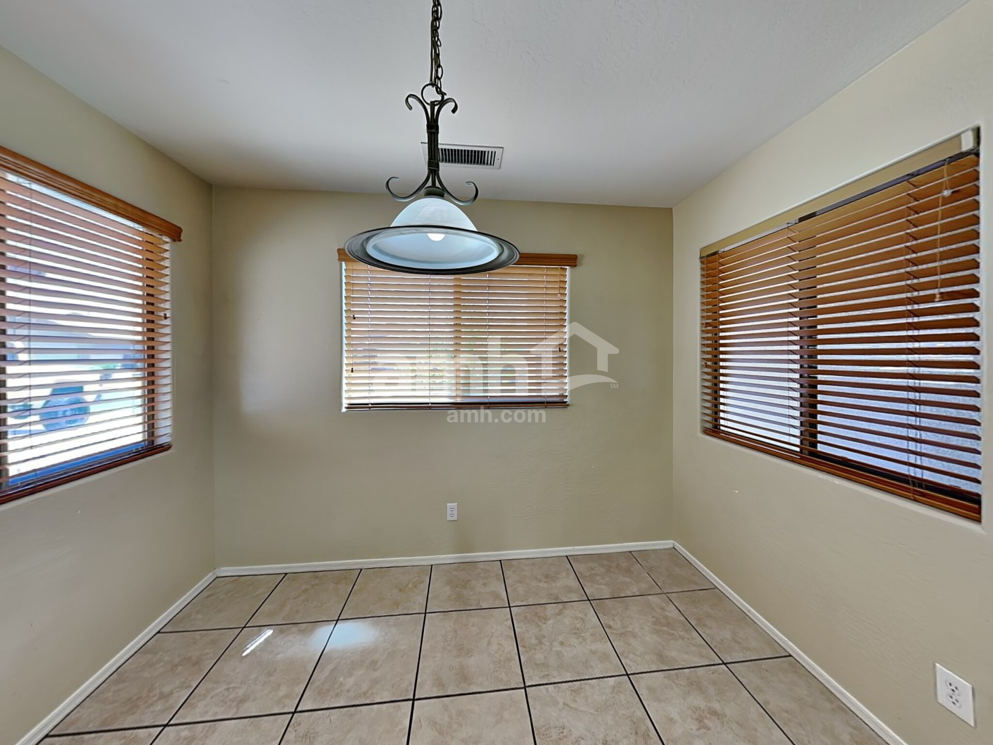 Building Photo - 10772 W Mountain View Dr