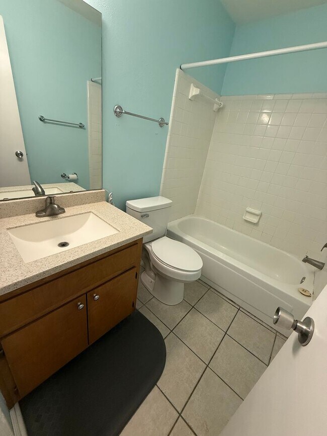 Building Photo - Well Kept 2/2 with Fenced in yard!