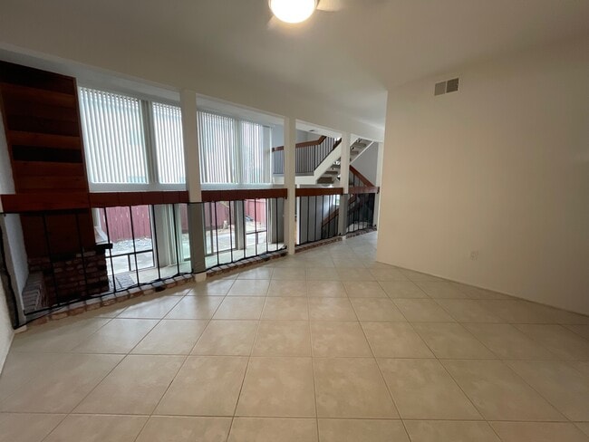 Building Photo - 2506 Levante St