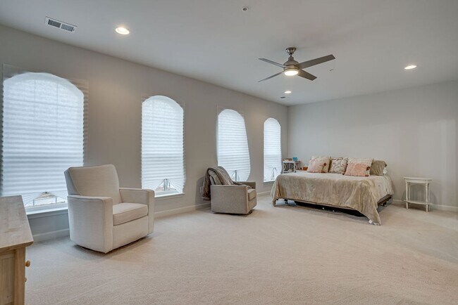 Building Photo - Luxury Townhome with Stunning Views and Pr...