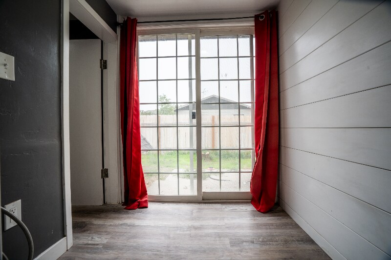 Building Photo - 41 Riverside Rd S