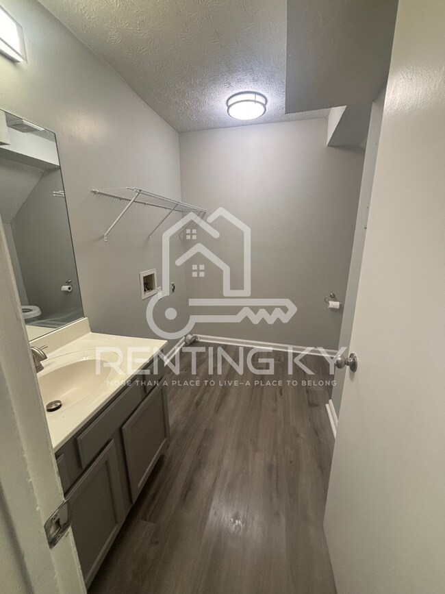 Building Photo - 2 Bedroom, 1.5 Bath Updated Townhome in the Heart of Nicholasville!