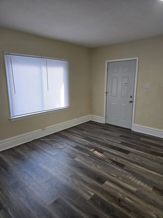 Building Photo - Charming 2-Bedroom Property in Prime Location (Section 8 Vouchers Accepted)