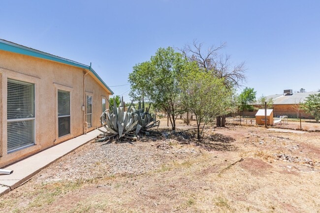 Building Photo - Private 3 bedroom, 1 bath with Large Fenced-in Backyard