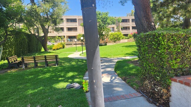 Building Photo - 15231 Magnolia Blvd