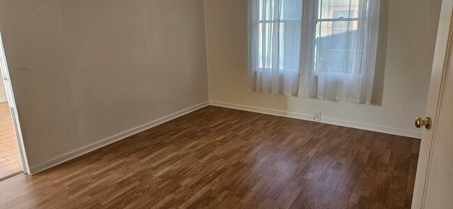 Building Photo - 609 E Main St