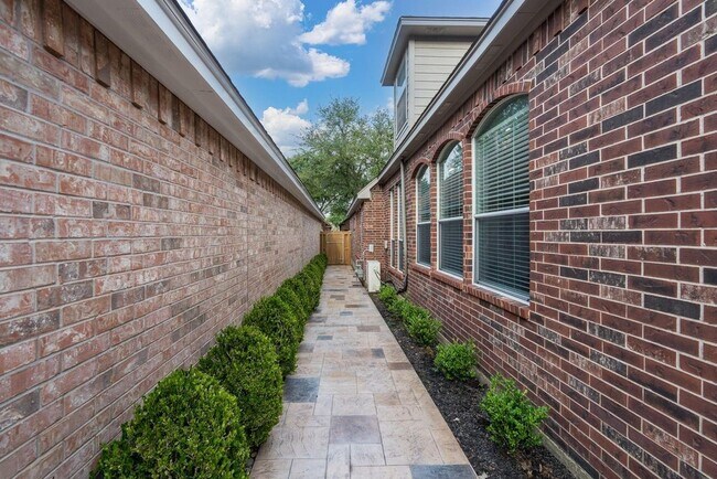 Building Photo - 1211 Campton Ct