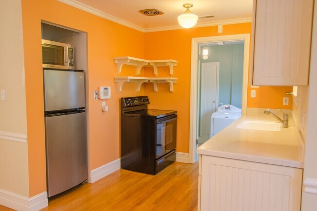 Building Photo - 2bd/1ba Seattle Home