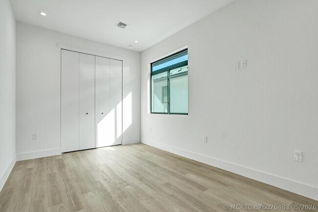 Building Photo - 604 SW 7th Ave