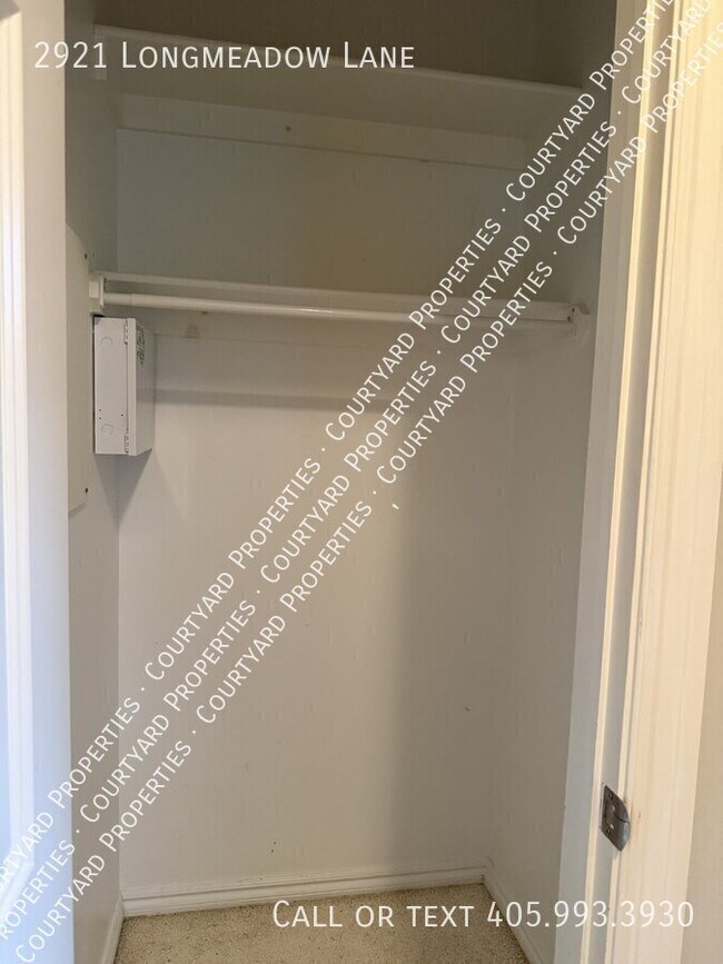 Building Photo - 2921 Longmeadow Ln