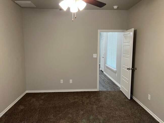 Building Photo - New Contruction Move in Ready!