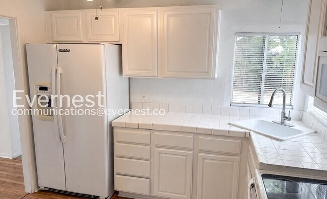 Building Photo - Spacious Town Home with All Essential Amenities | Pet Friendly