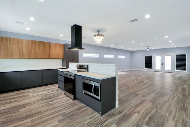 Building Photo - 3027 Clinton Dr