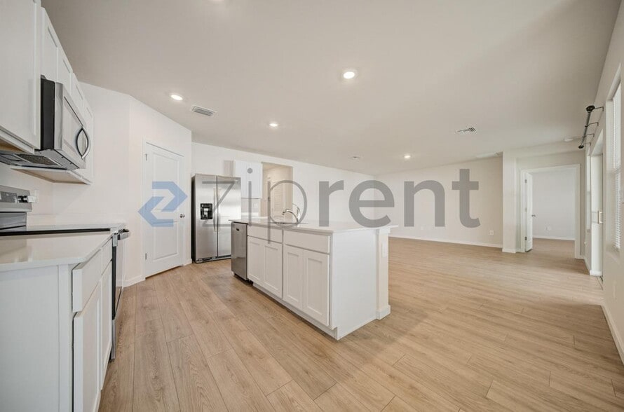 Building Photo - 707 NW 2nd Ln