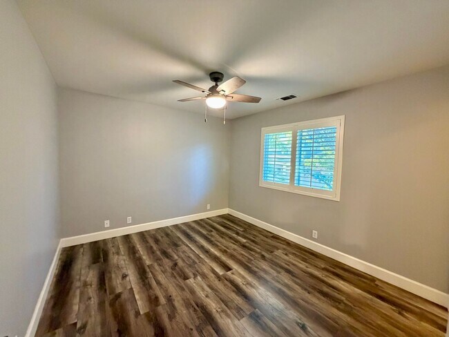 Building Photo - Beautiful 3 Bedroom 2.5 Bathroom Single Fa...