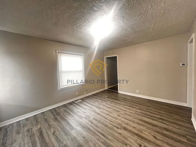 Building Photo - Freshly Renovated, 2 Bedroom, 1 Bathroom Home Available NOW!
