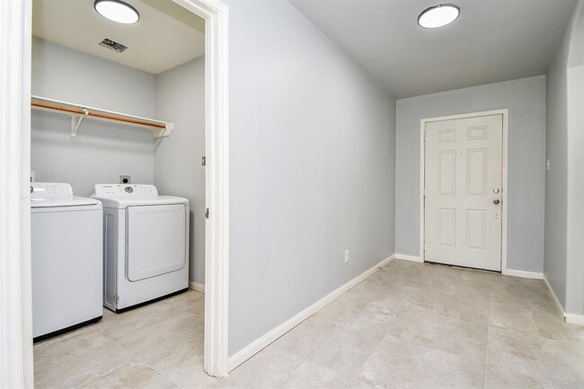 Building Photo - 6615 Poplar Rose Ct.