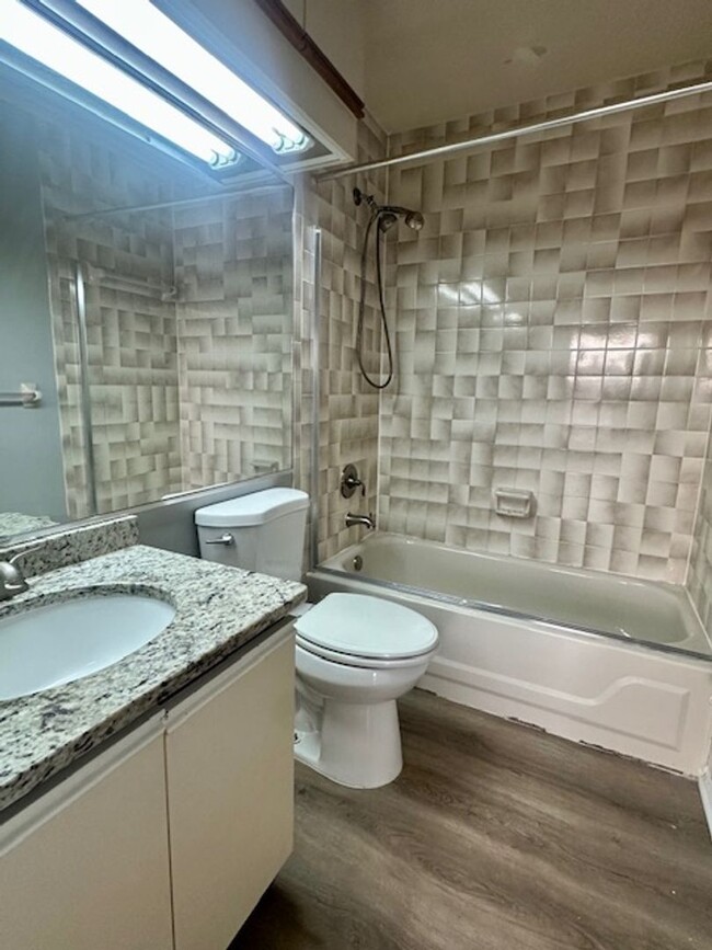 Building Photo - Cozy 2 Bedroom 2.5 Bath Two Story Condo