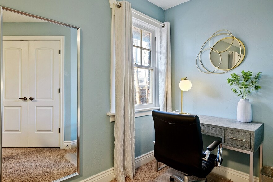 Building Photo - 980 E Bryan Ave