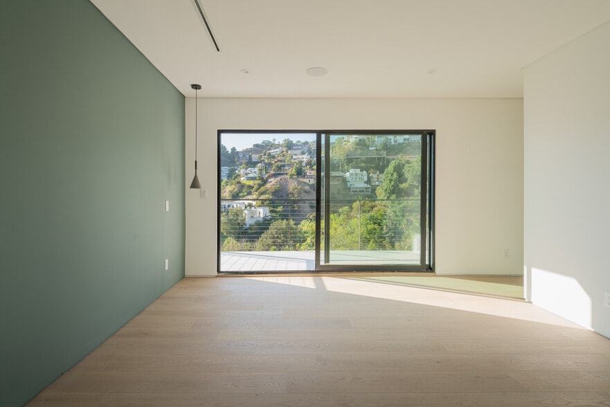 Building Photo - 1931 Sunset Plaza Dr