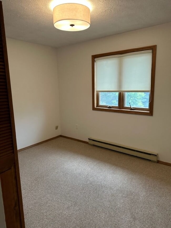 Building Photo - Beautiful Townhome
