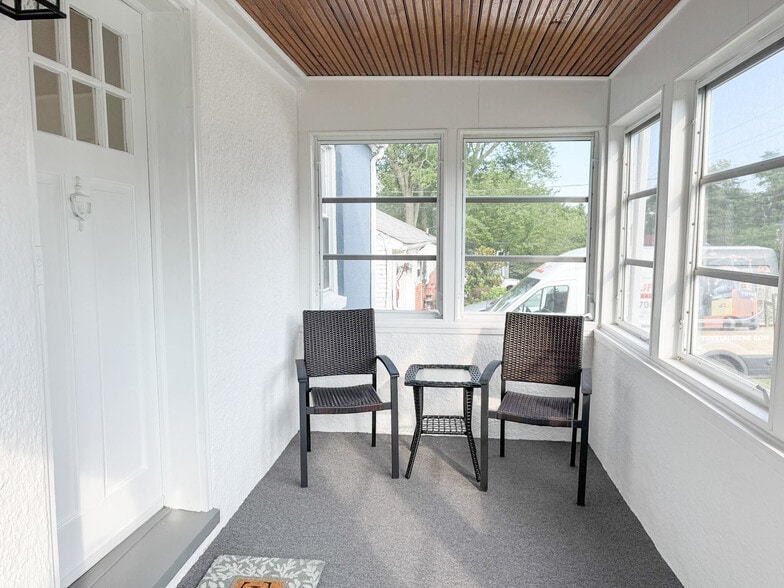 Screened Front Porch - 309 W Holly Oak Rd