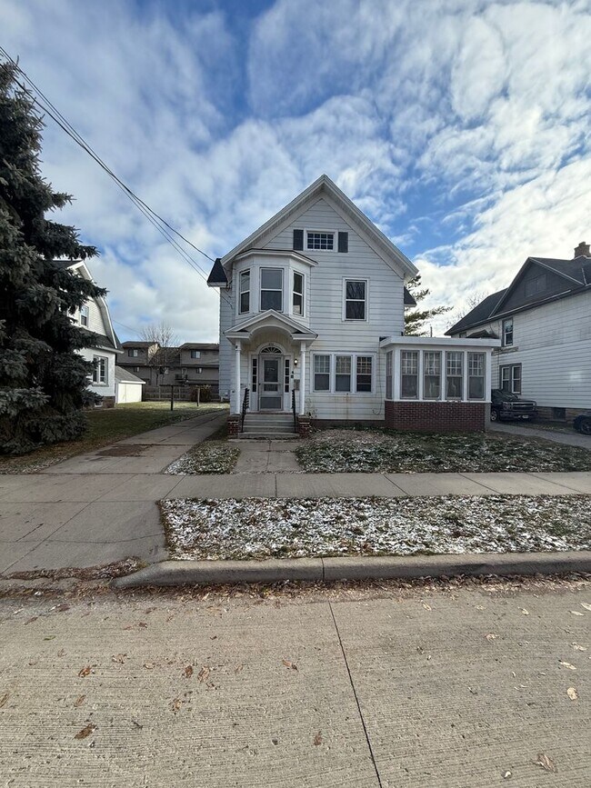 Building Photo - 654 Central St