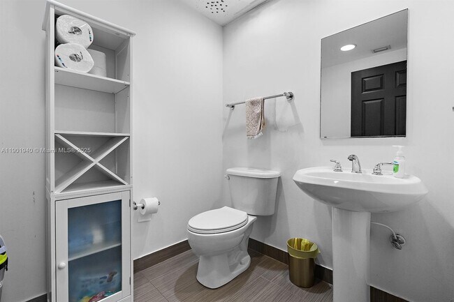 Building Photo - 2000 N Bayshore Dr