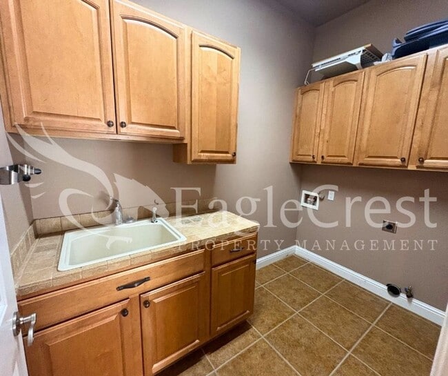 Building Photo - 44 Vinehill Dr