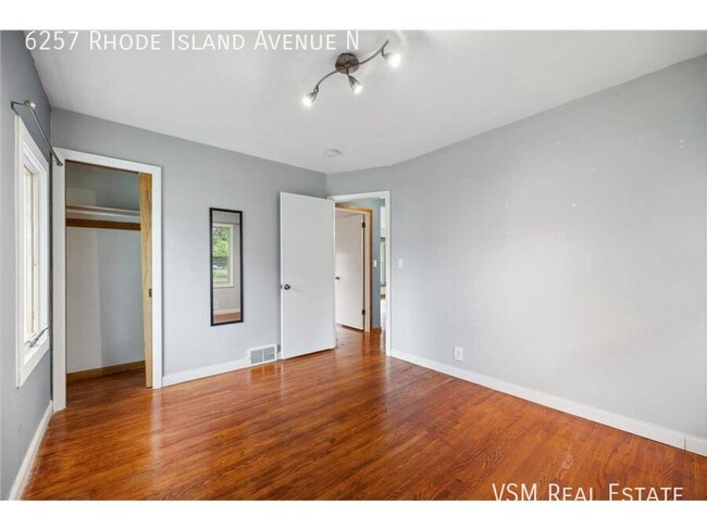 Building Photo - 50% Off February Rent! 4 Bed - 2 Bath Broo...