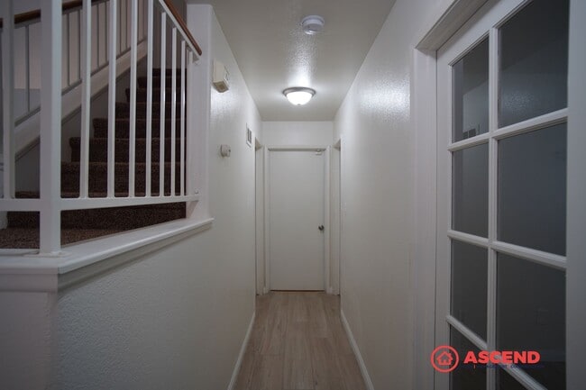 Building Photo - Move-in Ready 2 Story Home in Desirable Neighborhood!