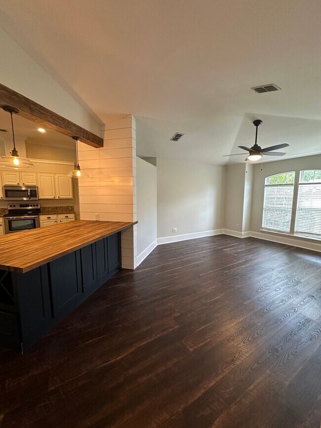 Building Photo - Gorgeous 3 Bedroom 2 Bath home in Piney Z ...
