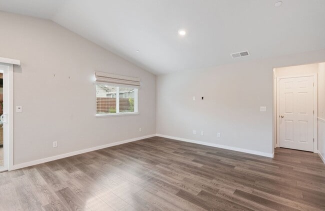 Building Photo - **Welcome Home to Your Dream Residence in Roseville!**