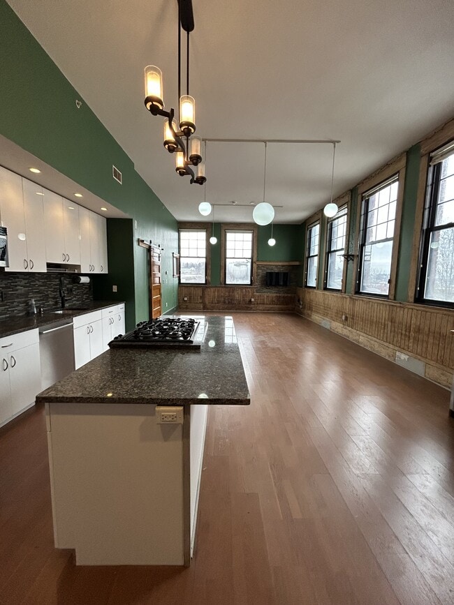 Building Photo - 28 Adams St