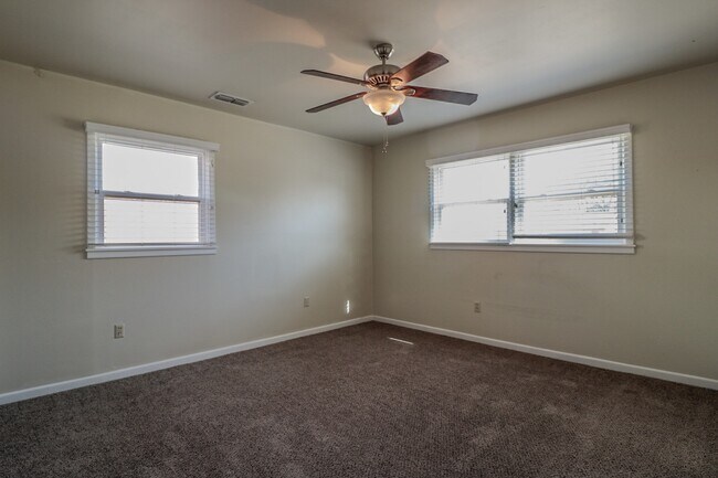 Building Photo - Cute & Cozy 3 Bedroom with Extra Storage!