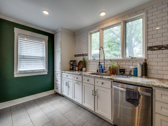 Building Photo - 6009 Ross Ave