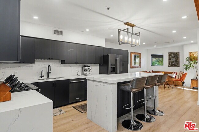 Building Photo - 700 Main St