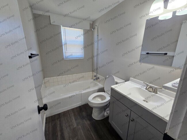 Building Photo - Renovated two bedroom near Harden Street - FREE first month