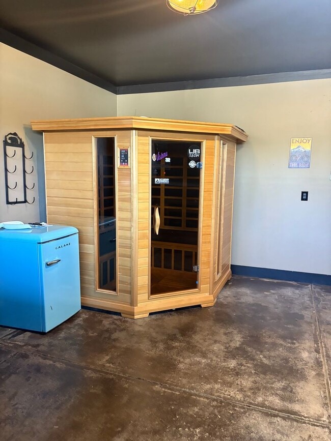 Building Photo - Beautiful Furnished Townhome with infared ...