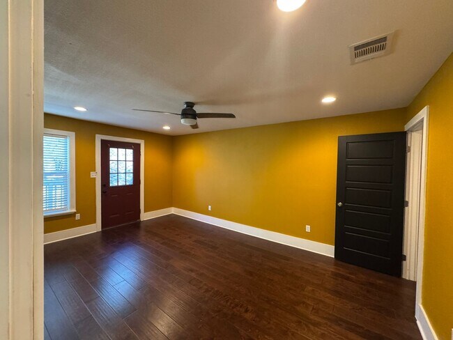 Building Photo - Ready For Move In - Beautifully Renovated Cottage Home in South San Antonio - Near Downtown SA
