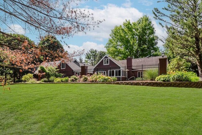 Building Photo - Large Executive Home in Carmel Schools