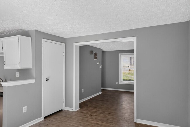 Building Photo - Available Now!  3 Bedroom Townhouse King George