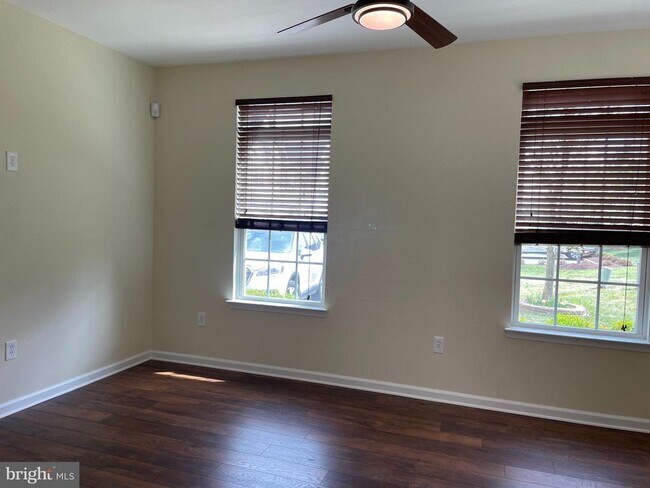 Building Photo - 114 Bowling Green Cir