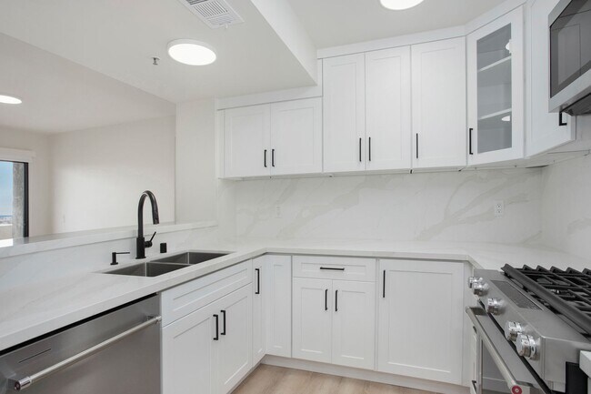 Building Photo - Welcome to Luxurious Villa Balboa in Newpo...